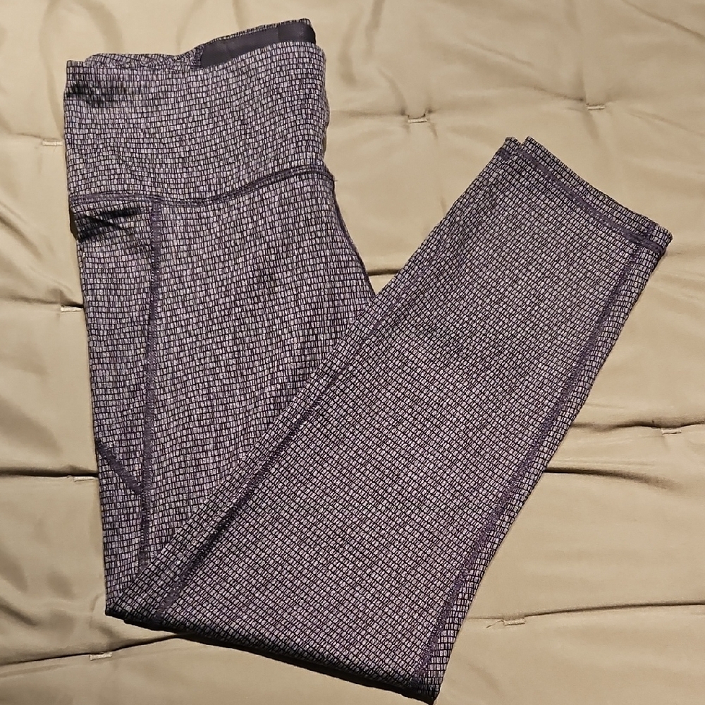 UNDER ARMOUR BLACK AND GRAY PATTERNED LEGGINGS. LARGE